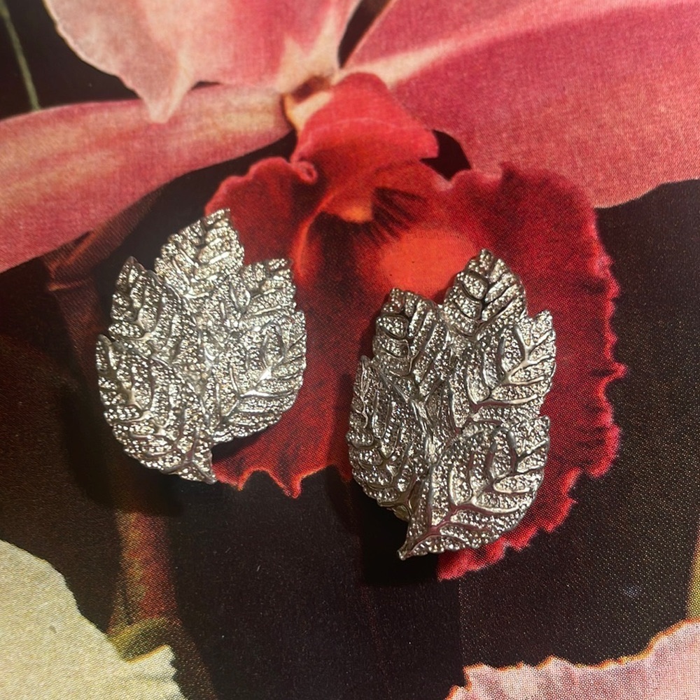 VINTAGE 1960’s “HOPE CHEST” LEAF 🍁 TEXTURED SILVER TONE CLIPON EARRINGS, Signed